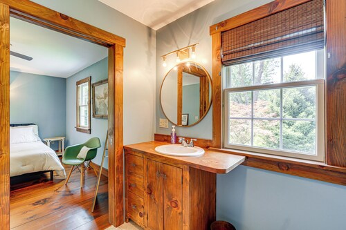 Walk to River: Couples Retreat in Kintnersville!