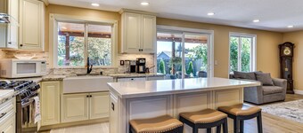 Private Outdoor Space 9 Mi to Downtown Vancouver!