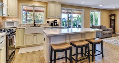 Private Outdoor Space 9 Mi to Downtown Vancouver!