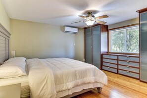 House (3 Bedrooms) | Interior - Private Outdoor Space 9 Mi to Downtown Vancouver! (Vancouver)