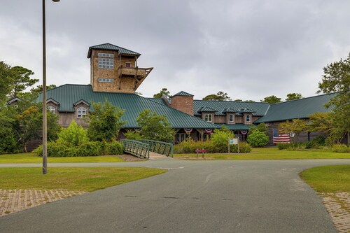 Harkers Island Getaway w/ Deck: Near Cape Lookout!