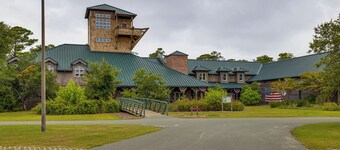 Harkers Island Getaway w/ Deck: Near Cape Lookout!