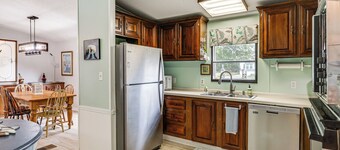 Harkers Island Getaway w/ Deck: Near Cape Lookout!