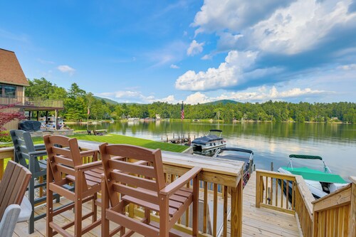 Game Room, Patio & Stunning Views: Lakefront Home!