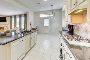 House (5 Bedrooms) | Interior