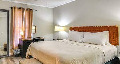 < 2 Mi to ECU & Medical District: Retreat w/ Patio
