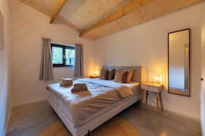 3 bedrooms, travel crib, free WiFi, bed sheets