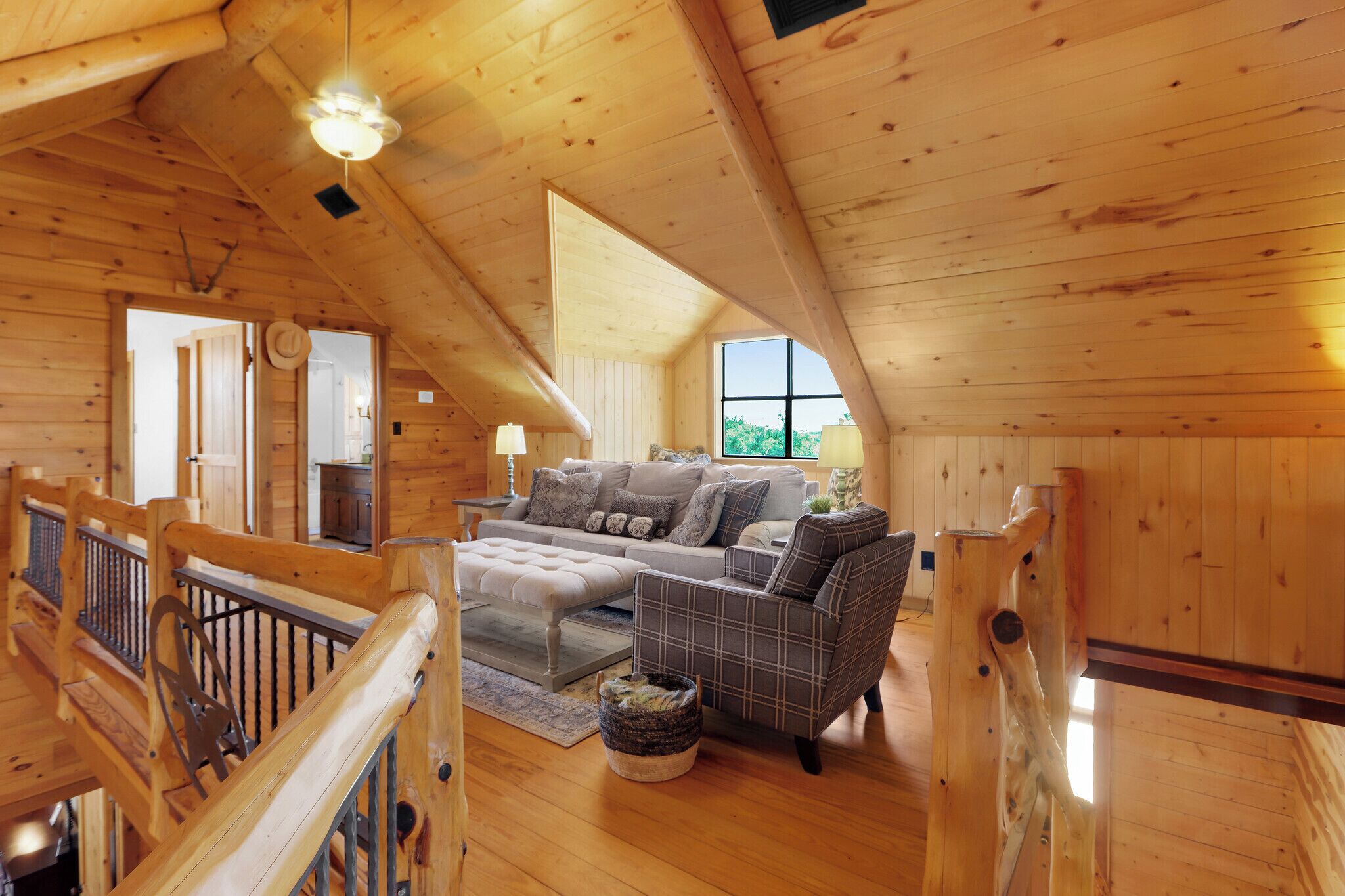 Una televisión, una chimenea, una mesa de tenis de mesa