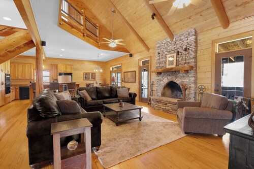 RusTx Ranch | Sleeps up to 51!