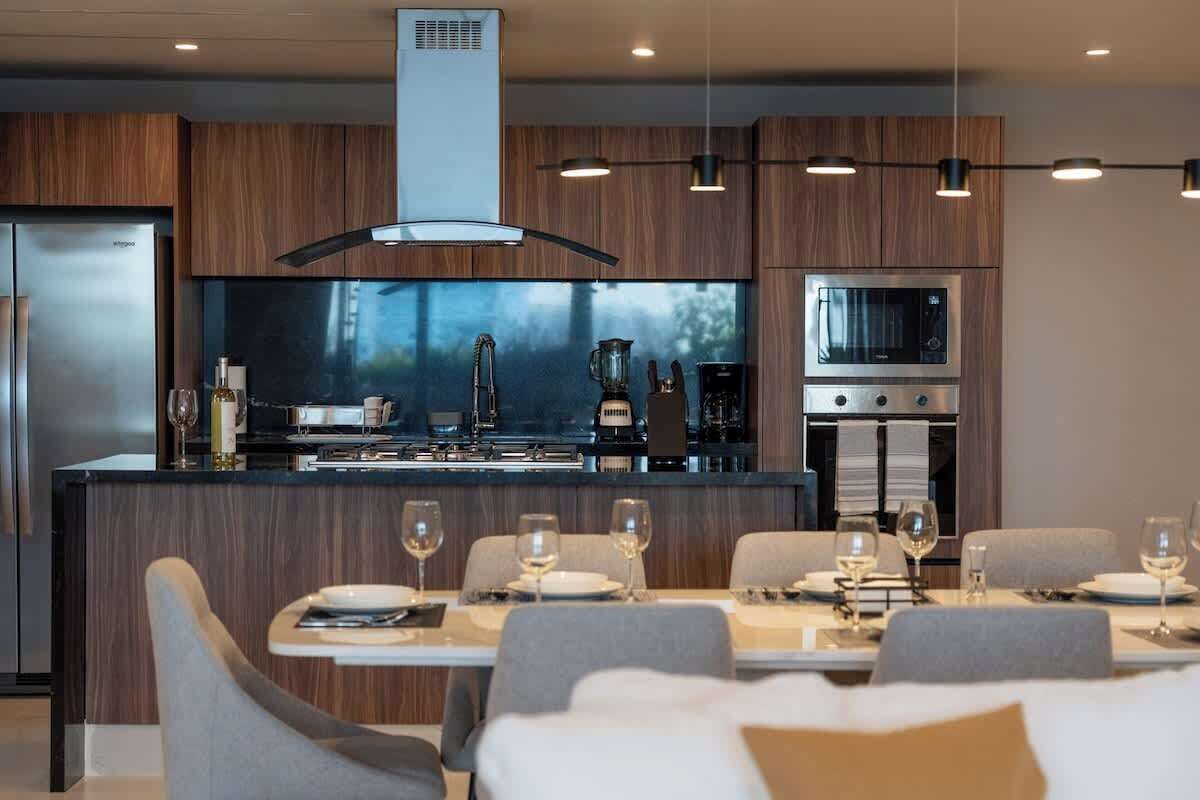 Refrigerador, microondas, horno, placa de cocina