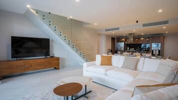 Una televisión, una oficina