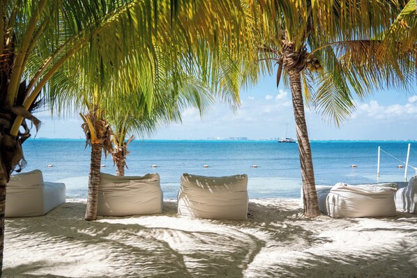 On the beach - Stylish Condo | 4BR | Exclusive Family Stay (Isla Mujeres)