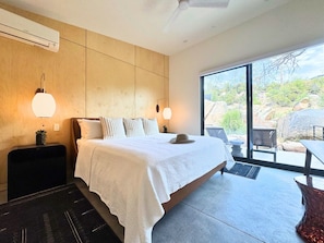 Bureau, fer et planche à repasser, Wi-Fi gratuit, draps fournis