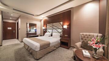 Quarto casal luxo | Roupas de cama premium, escrivaninha, Wi-Fi de cortesia, roupa de cama