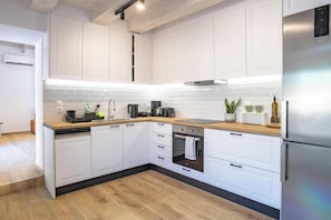 Refrigerador con freezer, horno, placa de cocina, lavavajillas