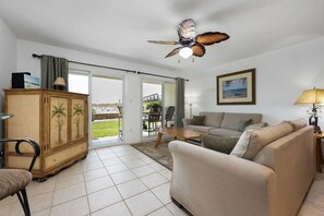 TV - Poolside-Walkout to the Beach! Low Snowbird Rates! (Fort Walton Beach)