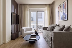 Departamento clásico, balcón, vista a la ciudad | Sala de estar | Smart TV de 45 pulgadas con canales vía satélite y Netflix