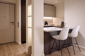 Departamento clásico, balcón, vista a la ciudad | Cocina privada | Refrigerador con congelador, horno, parrilla de estufa y lavavajillas