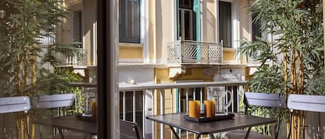 Olea Residence, Syntagma by Aura Homes | バルコニー