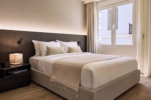 Departamento clásico, balcón, vista a la ciudad | Sábanas de algodón egipcio, ropa de cama de alta calidad y edredón