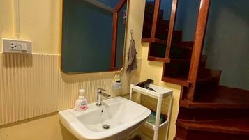 Secador de cabelo, toalhas de banho, sabonete, shampoo