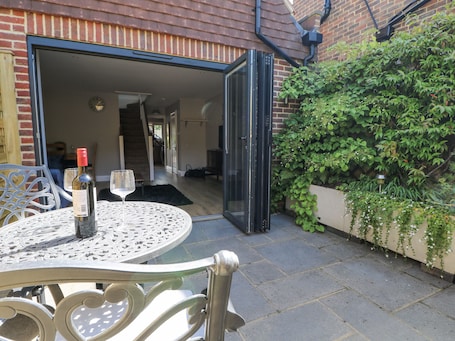 Outdoor dining. Sunnyfield Cottage