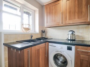 Keittoastiat/astiat/ruokailuvälineet