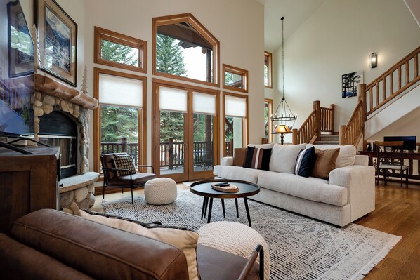 TV, fireplace