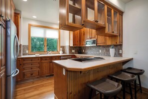 Fridge, oven, stovetop, coffee/tea maker