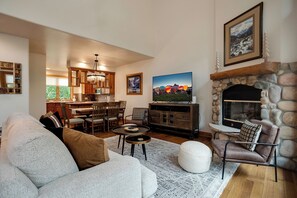Televisión y chimenea 