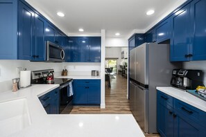 Refrigerador, microondas, horno y parrilla de estufa 