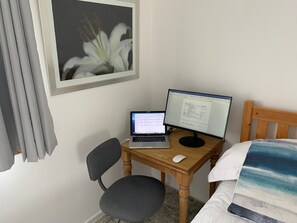 2 bedrooms, free WiFi, bed sheets - 2 Bed-sleeps 4-parking-pets-10 min Walk to Beach (Falmouth)