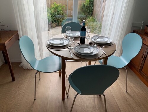 2 Bed-sleeps 4-parking-pets-10 min Walk to Beach