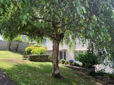 2 Bed-sleeps 4-parking-pets-10 min to the Beach