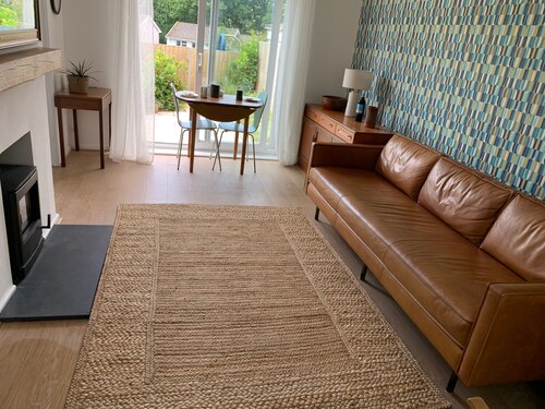 2 Bed-sleeps 4-parking-pets-10 min Walk to Beach