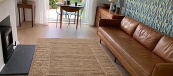 2 Bed-sleeps 4-parking-pets-10 min Walk to Beach