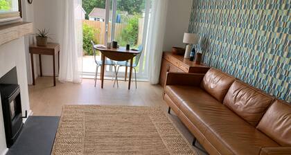 2 Bed-sleeps 4-parking-pets-10 min Walk to Beach