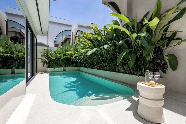 Una piscina al aire libre