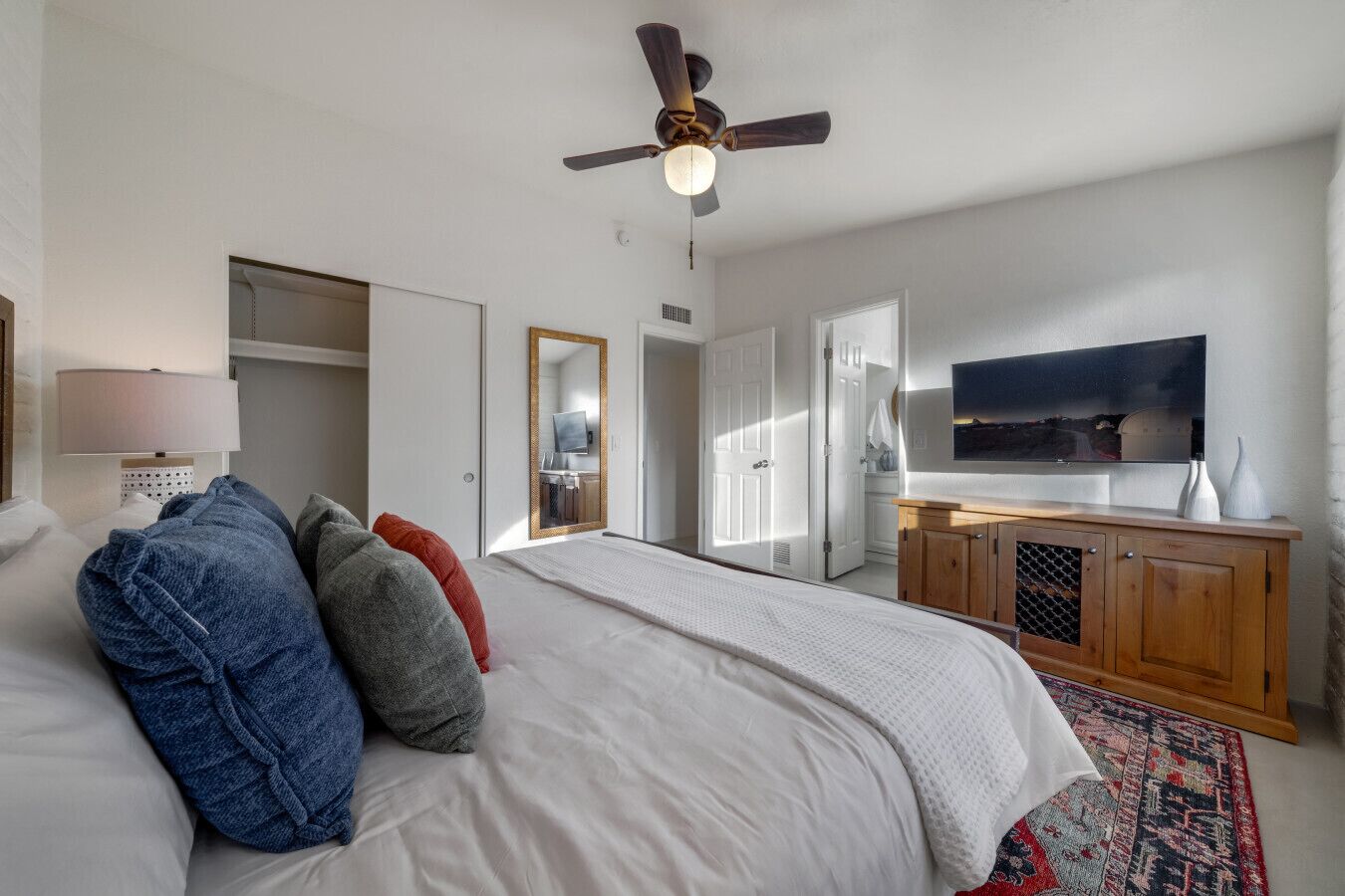 3 makuuhuonetta, silitysrauta/-lauta, vauvan matkasänky, Wi-Fi