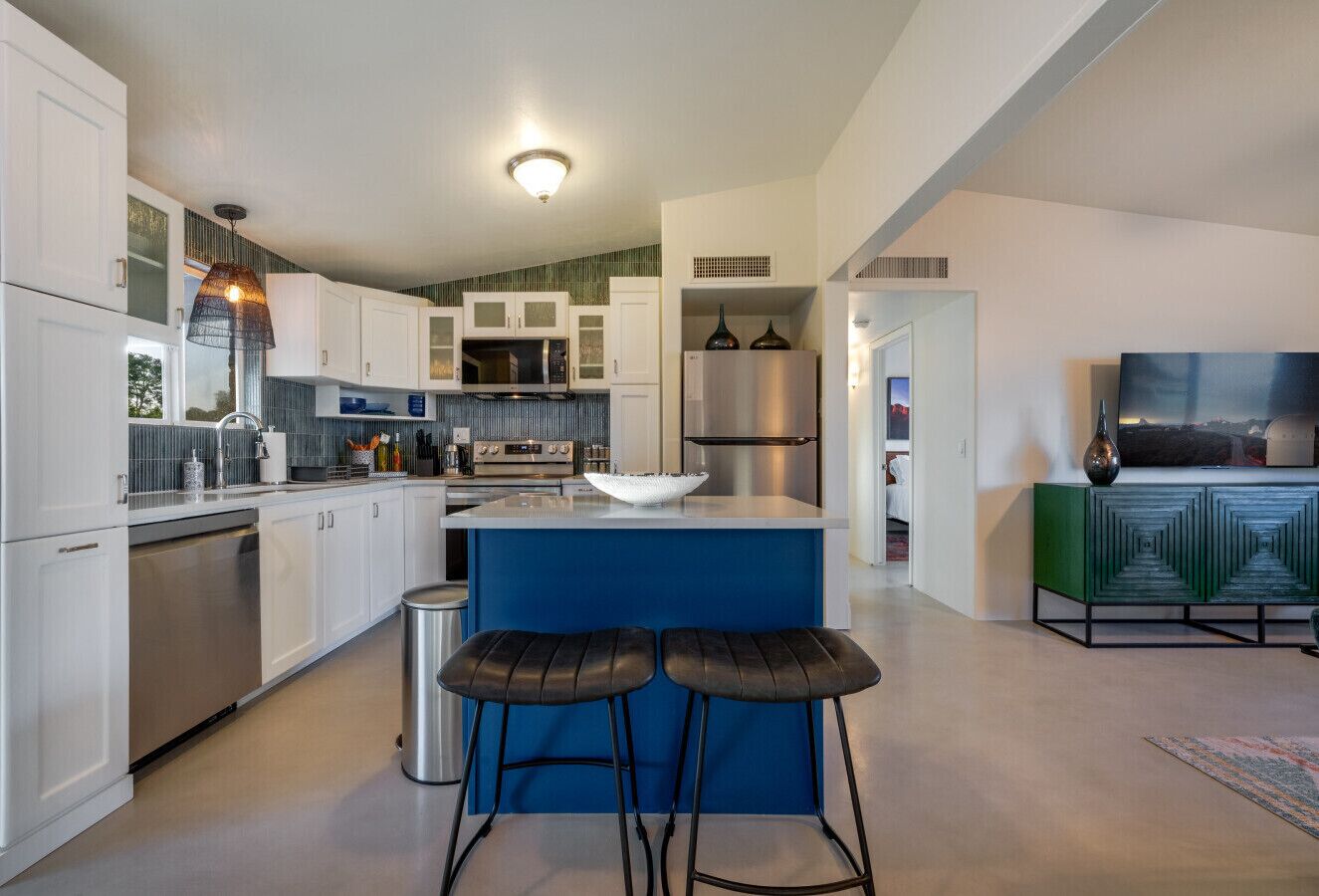 Réfrigérateur, four à micro-ondes, un four, surface de cuisson