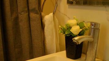 Hårføner, håndklær og toalettpapir