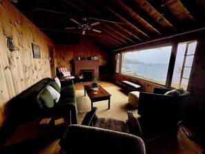 Televisión y chimenea 