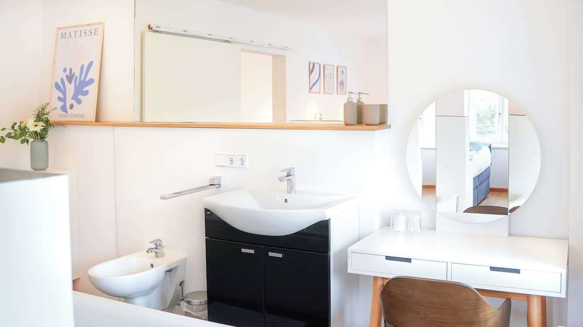 Regadera, amenidades de baño gratuitas, secadora de cabello 