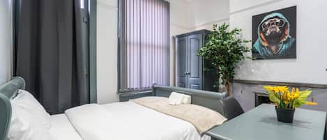 4 bedrooms, WiFi, bed sheets