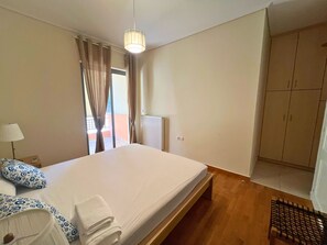 2 bedrooms, iron/ironing board, internet, bed sheets