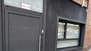 Facciata di un edificio con un'ampia porta garage e una finestra.