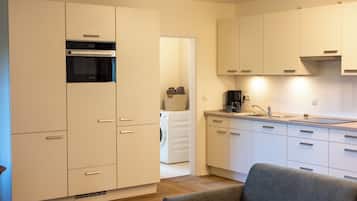 Een koelkast, een microgolfoven, een oven, een kookplaat