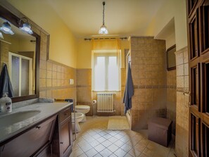 Assecador de cabells, bidet, tovalloles i sabó 