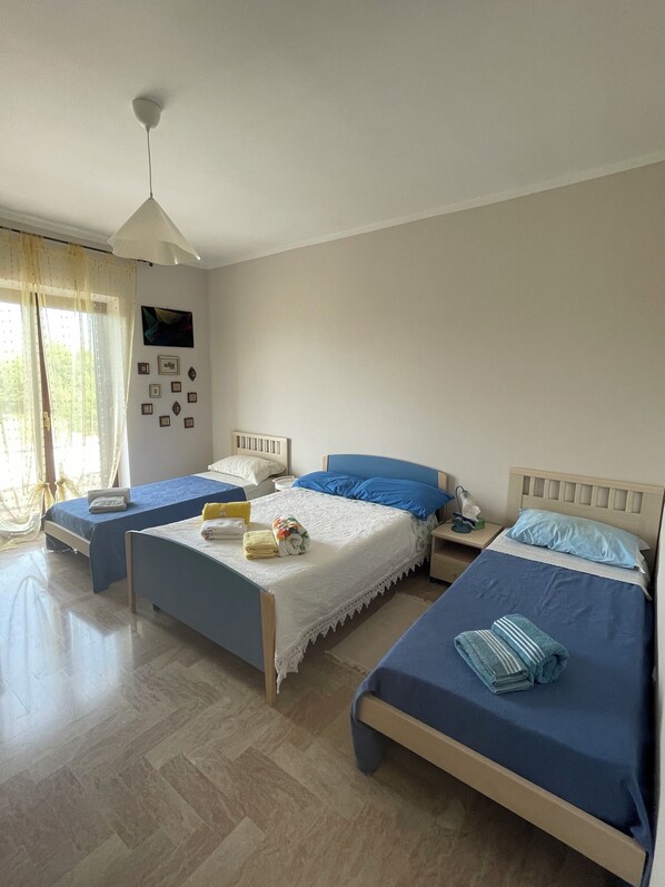 3 makuuhuonetta, silitysrauta/-lauta, Wi-Fi, vuodevaatteet