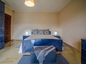 3 habitaciones, tabla de planchar con plancha, wifi y ropa de cama